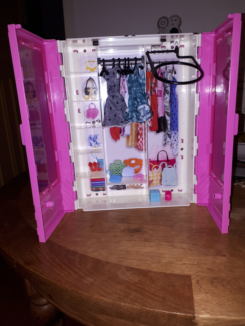 Armoire Barbie + deux poup&eacute;es Jeux / jouets