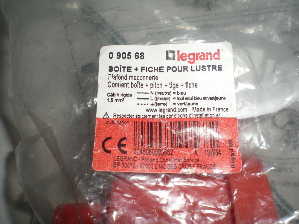 Boitier encastrement Legrand 0 905 68 point milieu plafond. Bricolage