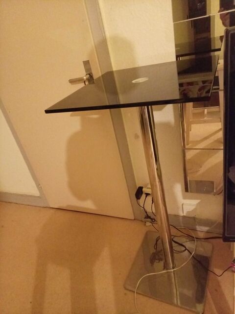 table haute en verre et pied acier 50 fois 50 le plateaux 1m04de hauteur.