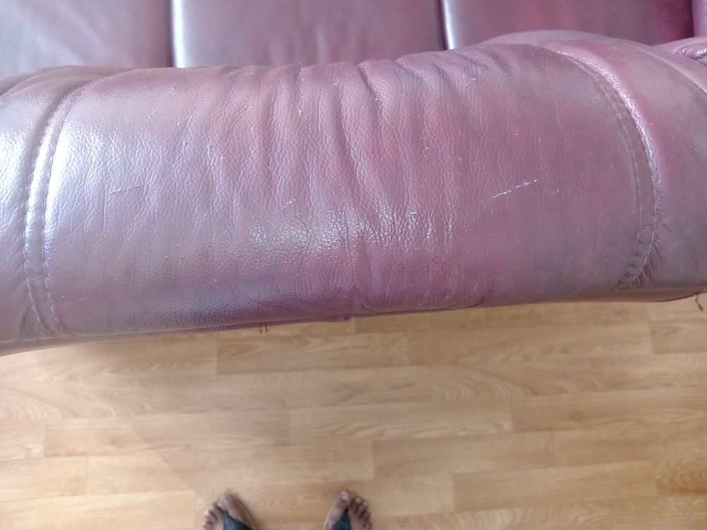 d'un ensemble de fauteuil en cuir couleur bordeaux Meubles