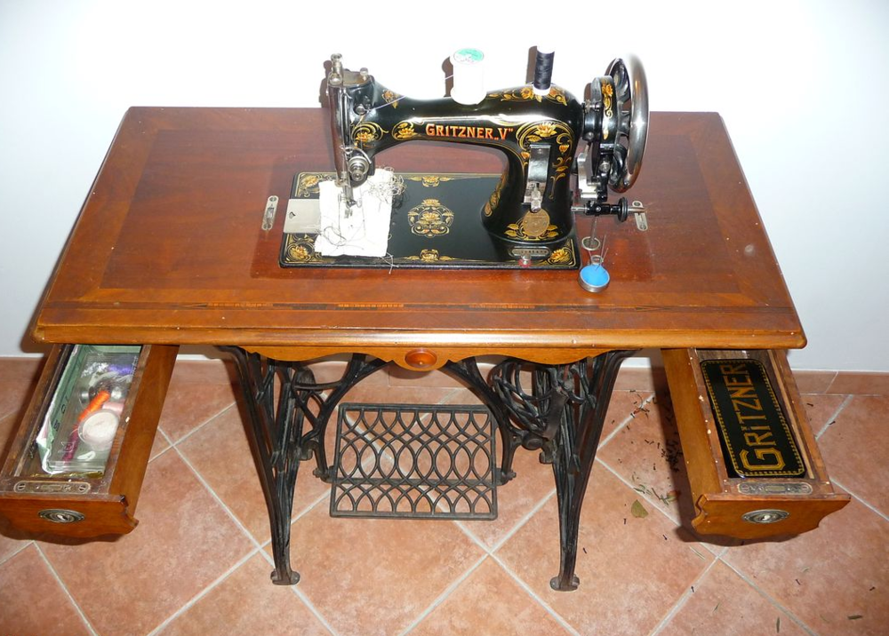 Belle machine &agrave; coudre ancienne marque GRITZNER Meubles