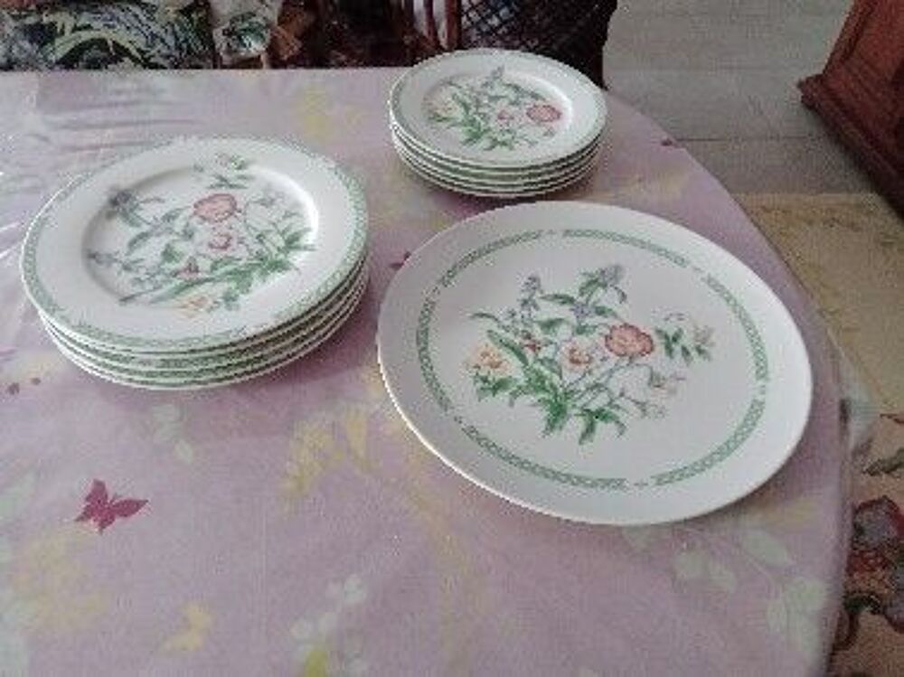 ENSEMLE ASSIETTES ET PLAT ROND . "" REVOL "" Décoration