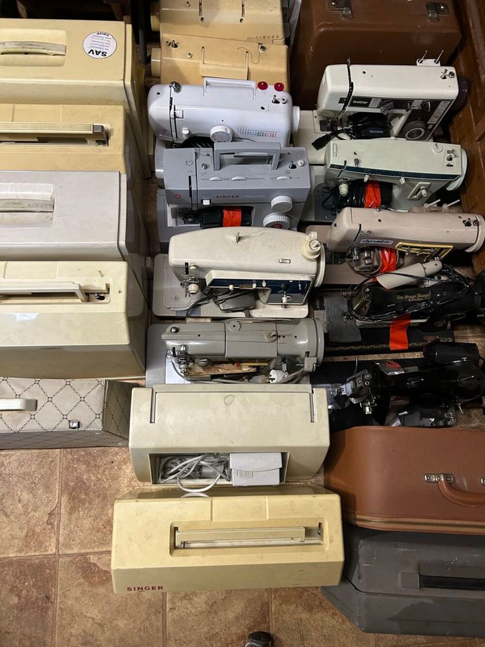 lot de 20 machines &agrave; coudre divers marque en &eacute;tat de fonctionnement &eacute;lectrique n est pas vendu &agrave; l unit&eacute; Electroménager