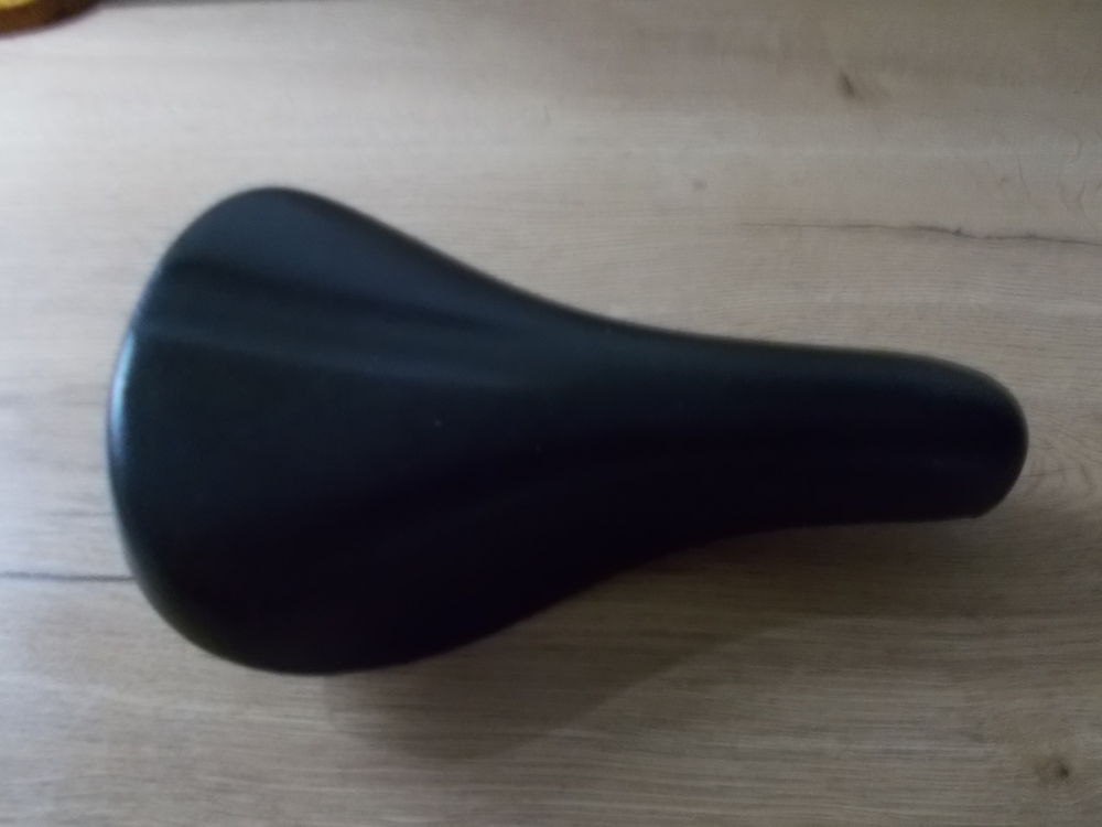 selle velo clasique 1975 elle est neuve Vélos