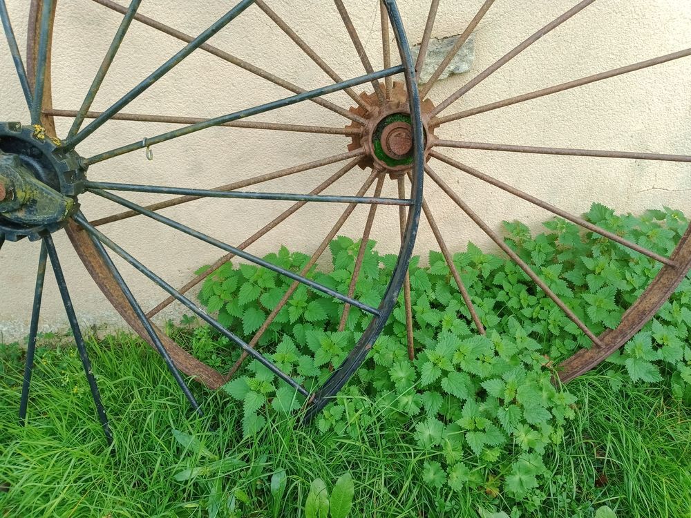 Anciennes roues en fer Jardin