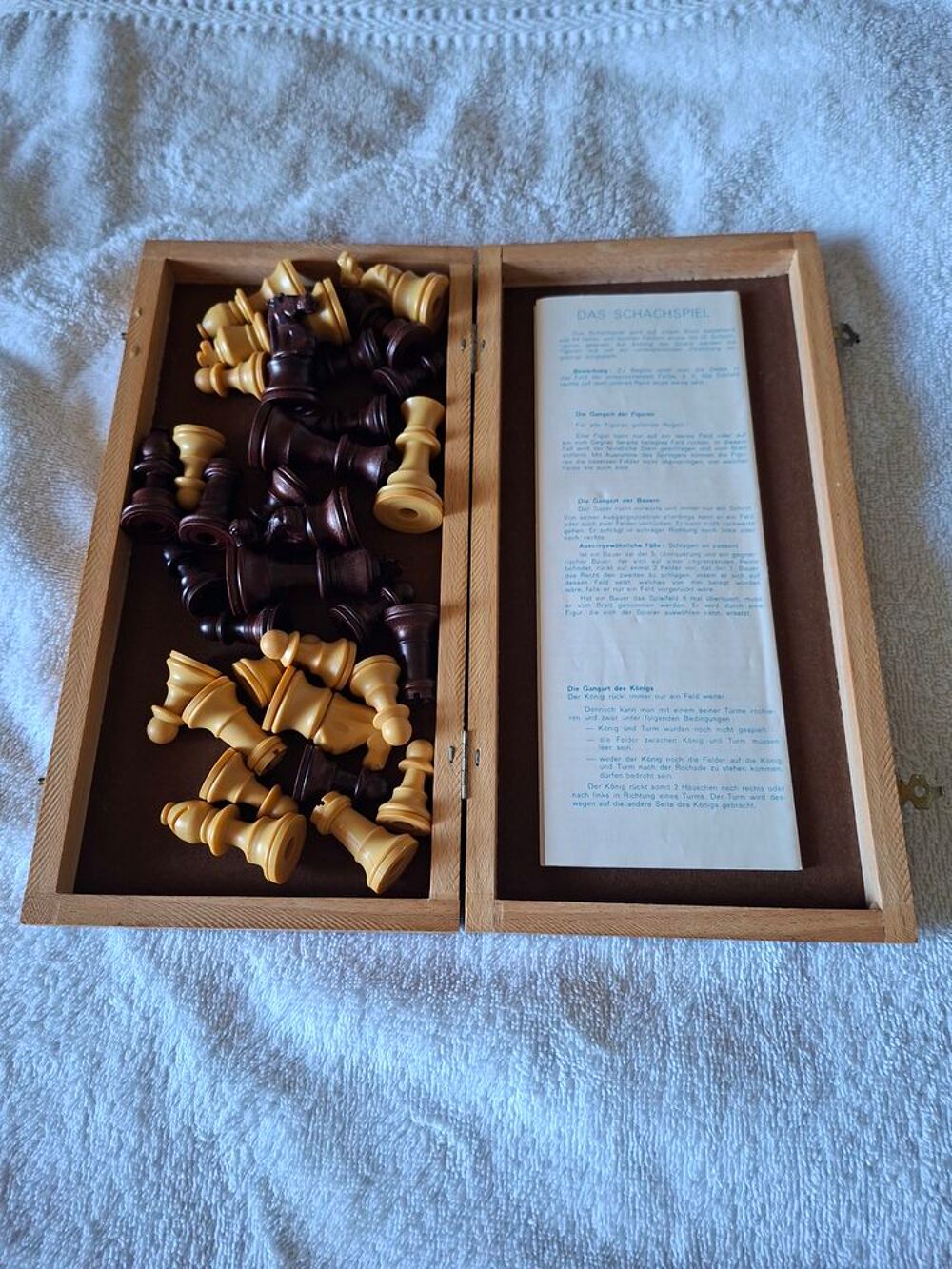 Jeu d'&eacute;checs Jeujura vintage en coffret bois pliable. Jeux / jouets