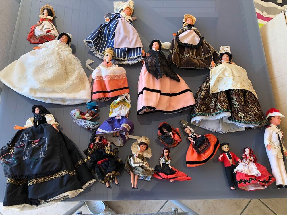 Poup&eacute;es r&eacute;gionales de collection 