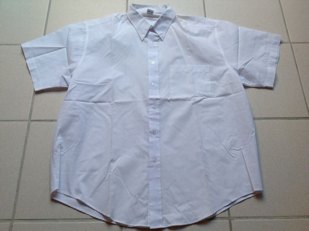 CHEMISE BLANCHE MANCHES COURTES TAILLE L Envoi possible
Vêtements