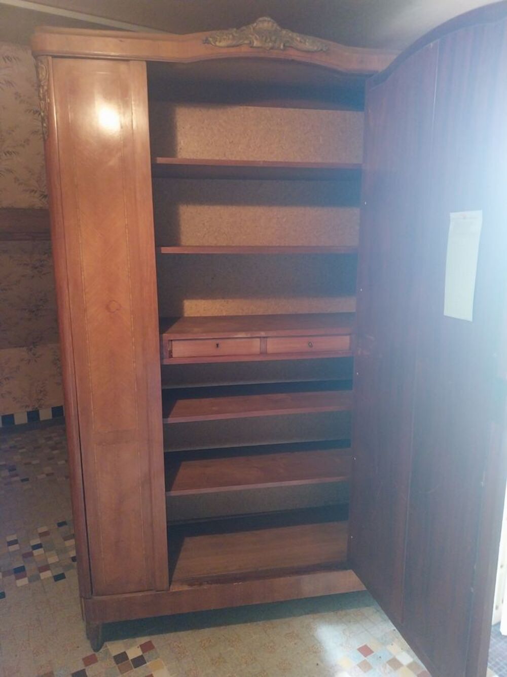 Donne armoire bois normande ancien dans l'etat Meubles