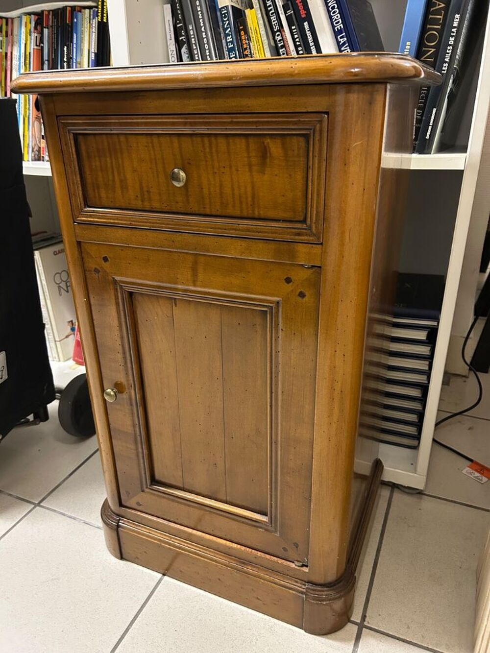 Table de chevet style Louis-Philippe en merisier massif Meubles