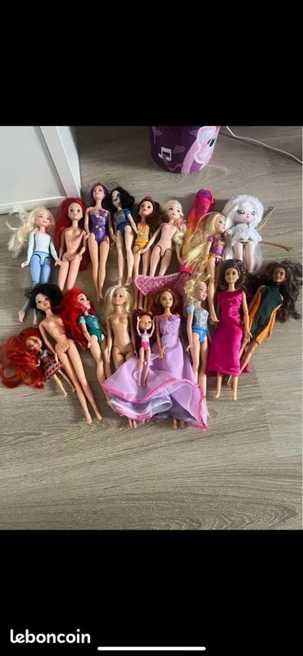 LOT POUPEES BARBIE AVEC CAISSE VETEMENTS ET ACCESSOIRES Jeux / jouets