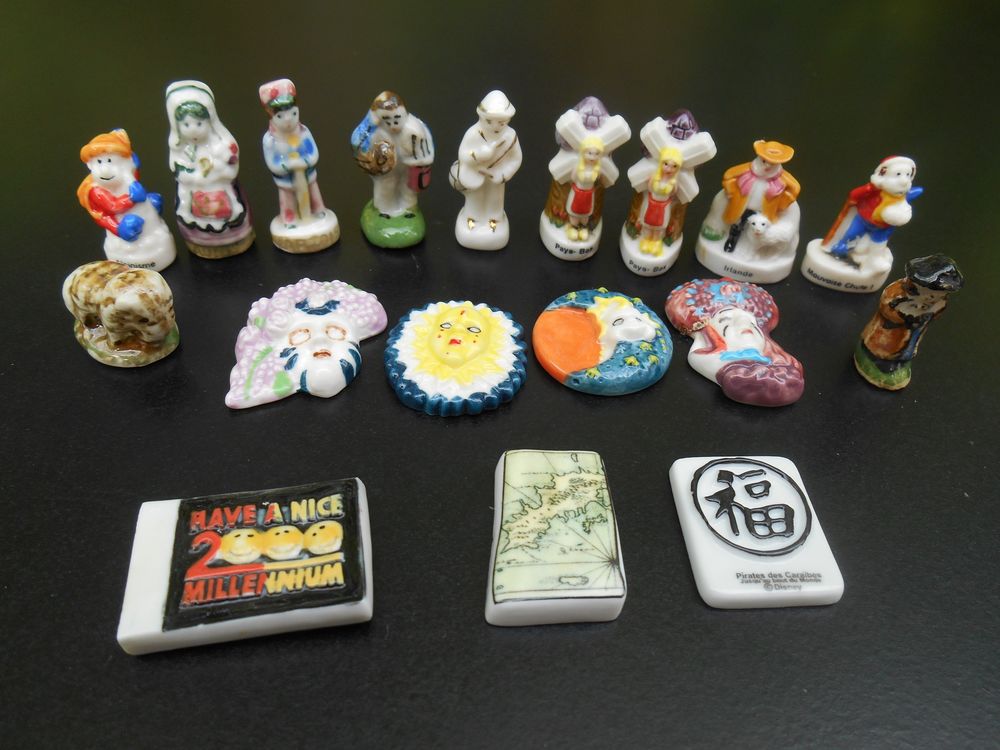 Lot de 87 f&egrave;ves diverses en c&eacute;ramique 