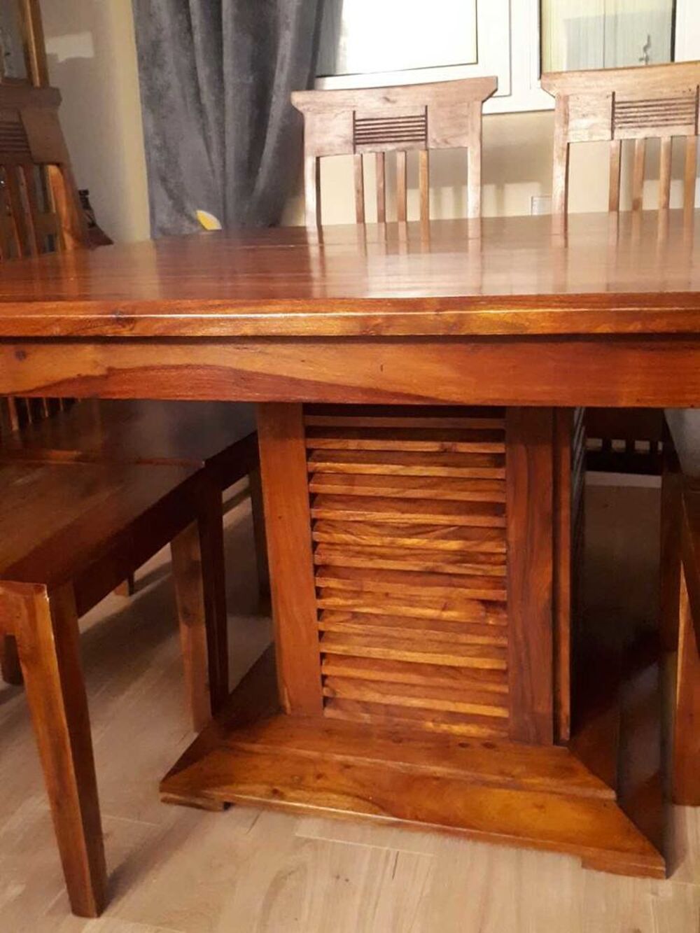 TABLE CARREE ET CHAISES ACACIA MASSIF Meubles