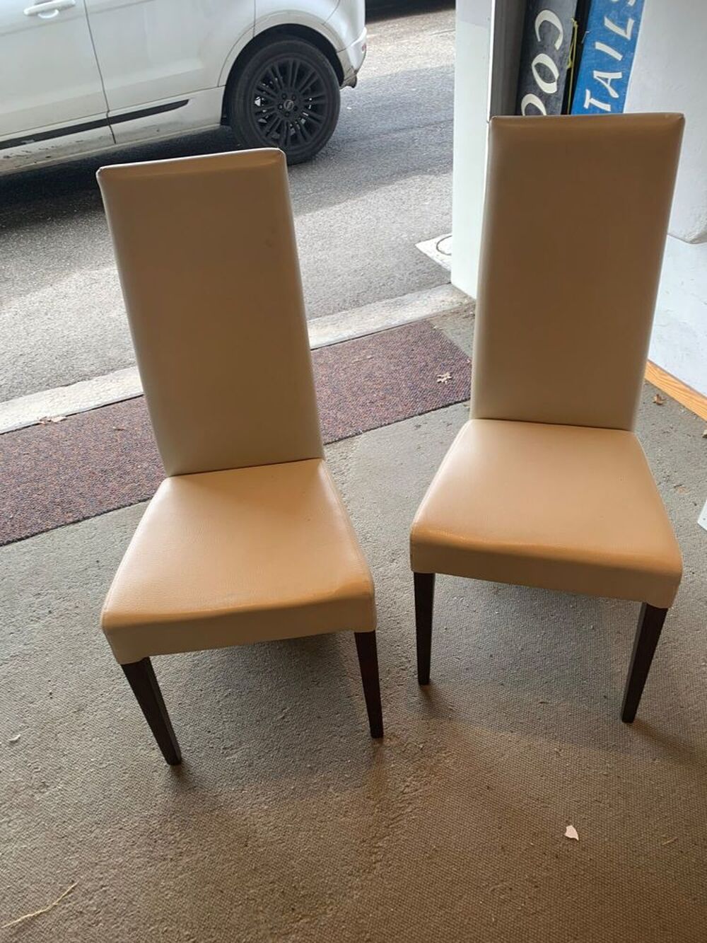 Plusieurs tables de conf&eacute;rence et chaises cuisine
Meubles