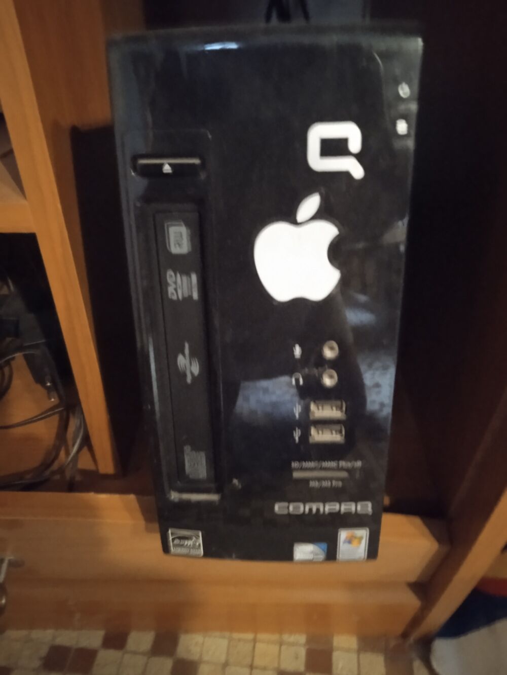 ordinateur compaq avec trois enceintes Matériel informatique