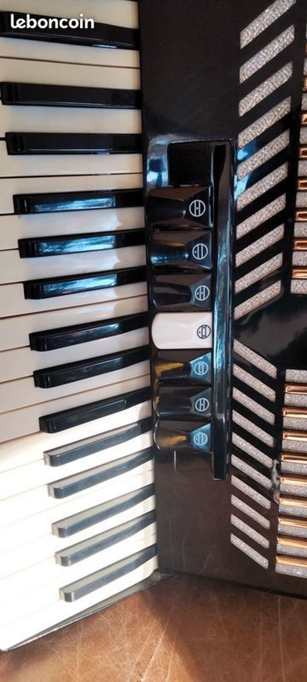 Accord&eacute;on clavier piano droitier Instruments de musique