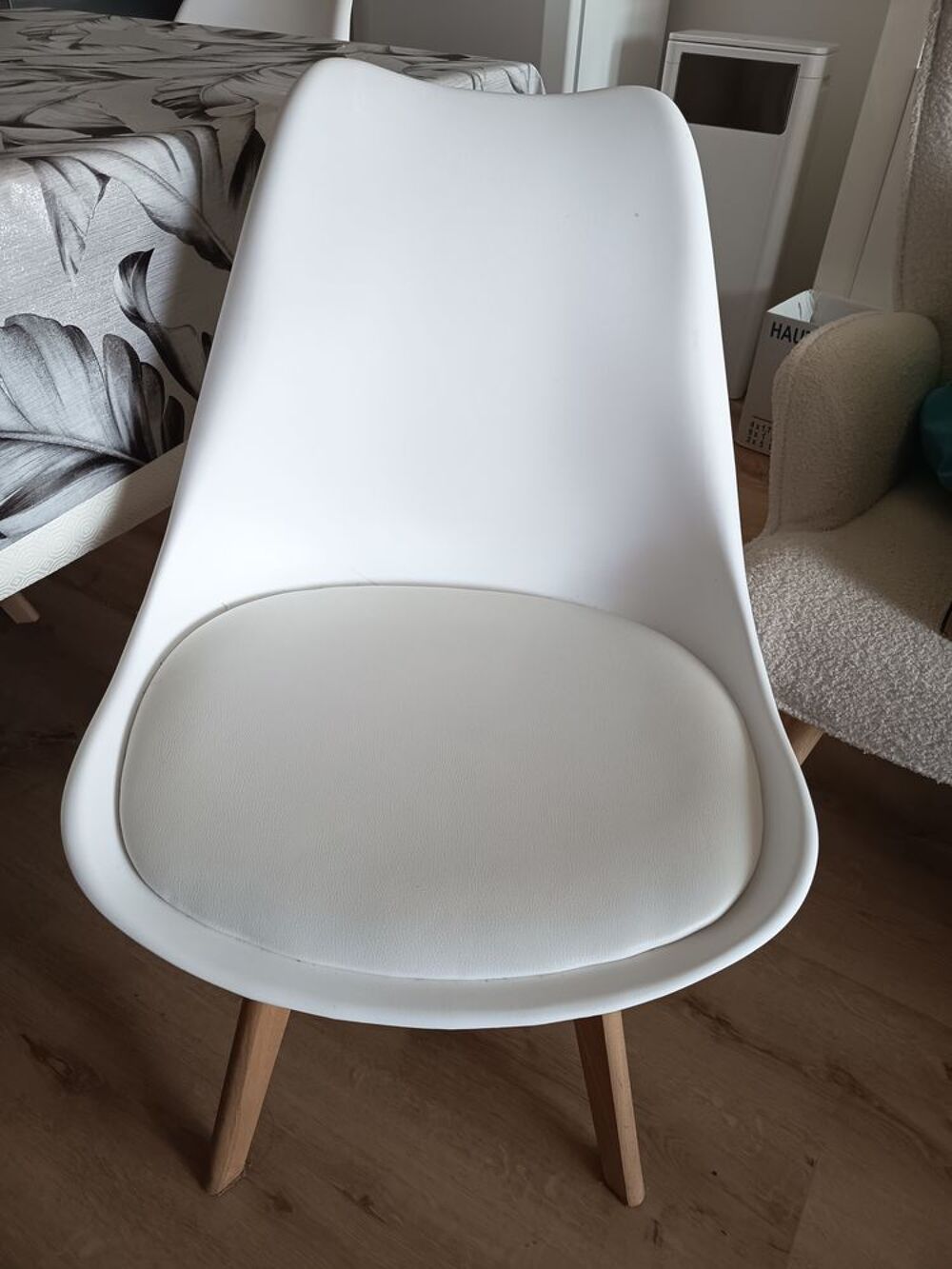 Table + 4 chaises &eacute;tat neuf Meubles