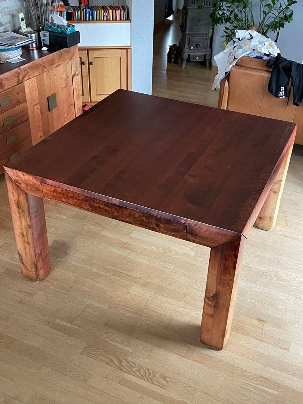 Grande table &agrave; manger carr&eacute;e Meubles