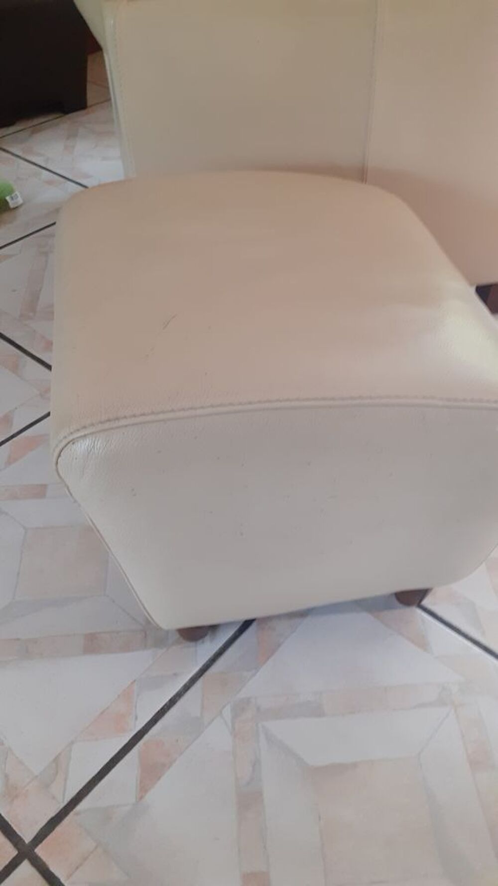 canap&eacute; fauteuil et pouf en cuir beige Meubles