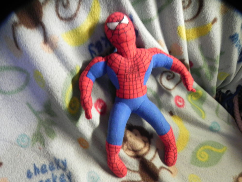 peluche Spiderman enfant, pratique &agrave; porter, tr&egrave;s bon &eacute;tat. Jeux / jouets