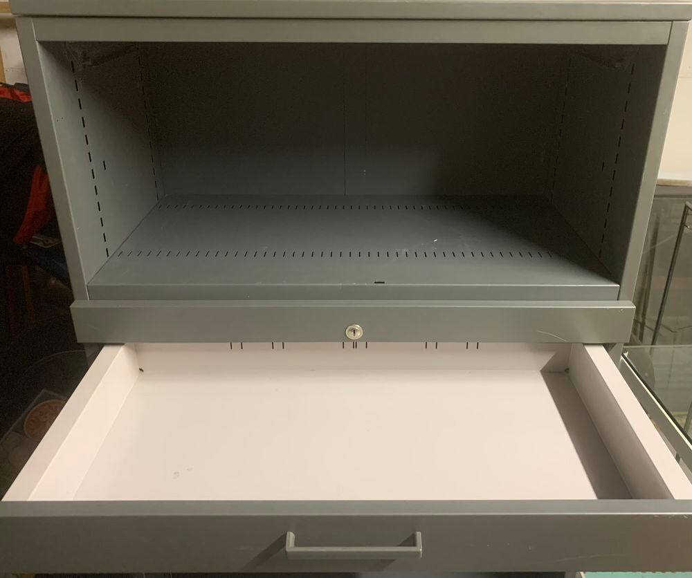 Armoire m&eacute;tallique bureau ou atelier Meubles