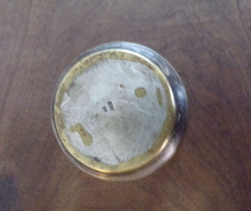 Gobelet en argent poin&ccedil;onn&eacute; avec base cannel&eacute;e Décoration