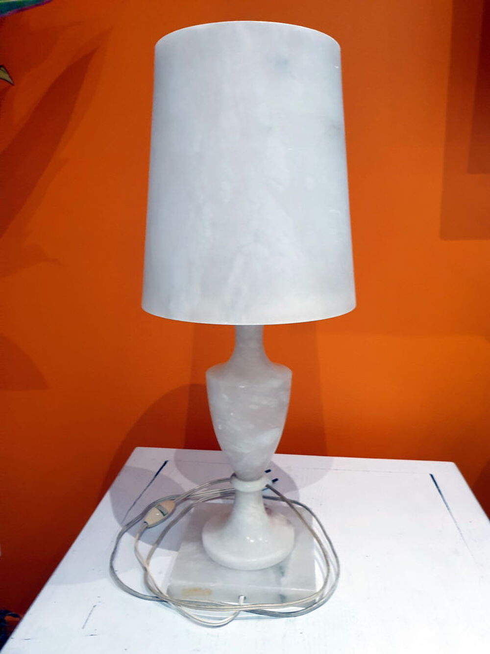 Lampe de chevet enti&egrave;rement en Alb&acirc;tre, 