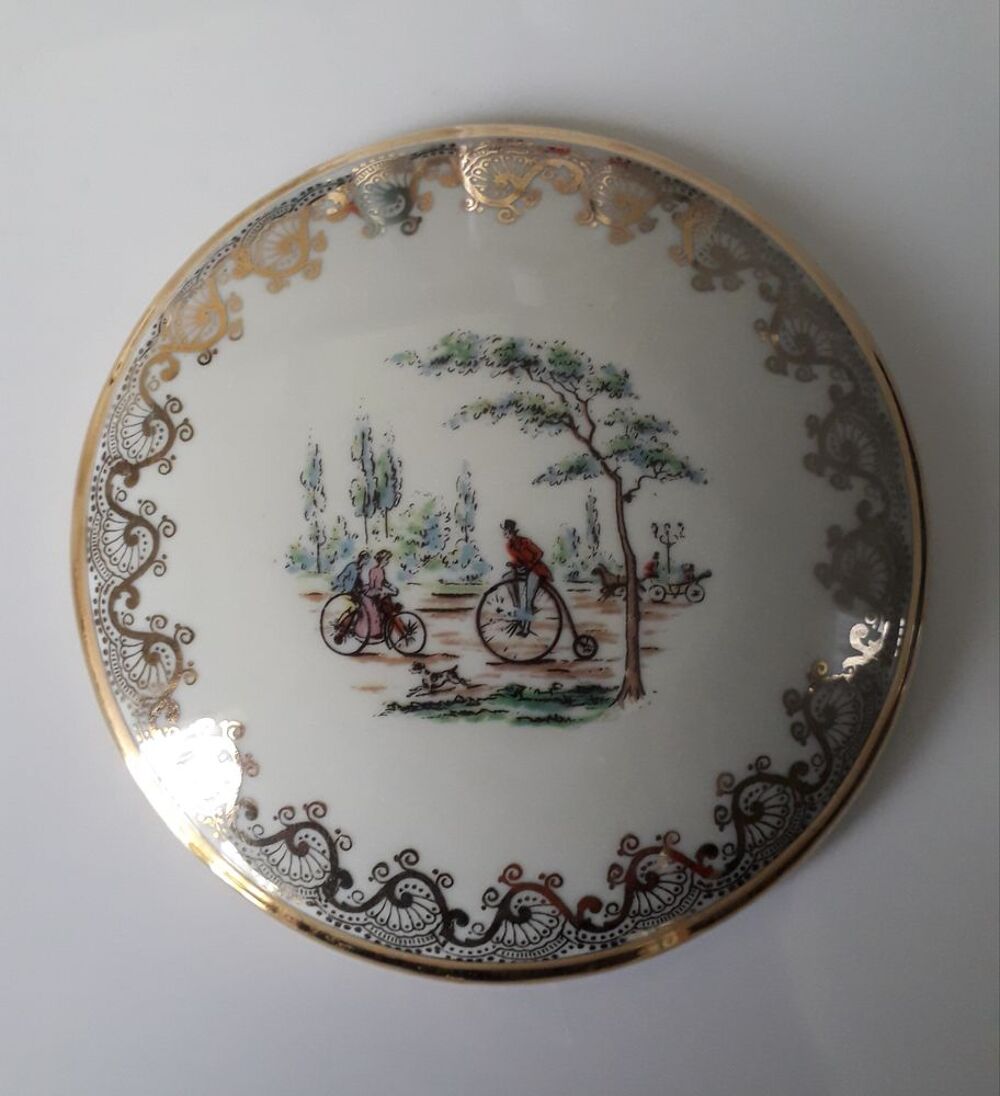 Bonbonni&egrave;re tripode en porcelaine de Limoges ( J-S ) 