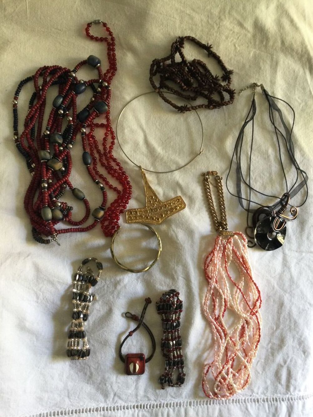 lot de divers colliers / sautoirs fantaisies Bijoux et montres