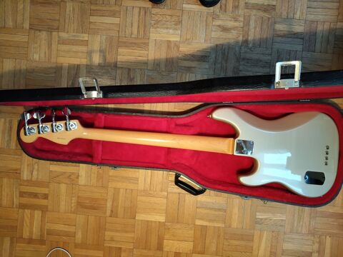 1997 Fender American Precision Bass Fretless Deluxe 
silver. 2200 Les Lilas (93)