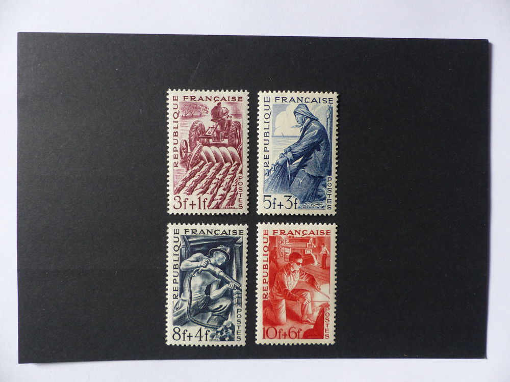 TIMBRES 823 / 826 NEUFS ** 