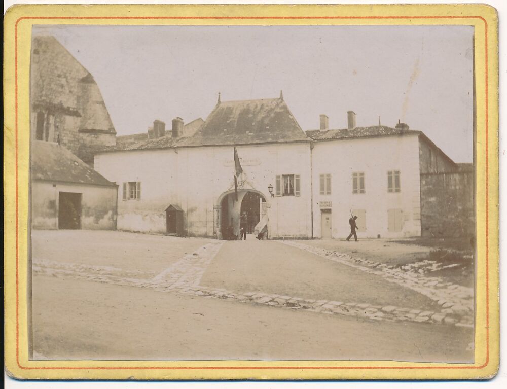 SAINTES Photographie Caserne Taillebourg Militaires ca1880 
