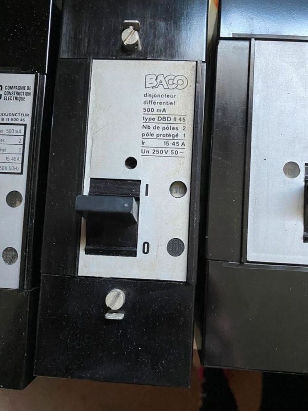 disjoncteurs &eacute;lectriques monophas&eacute;s ou triphas&eacute;s, Bricolage