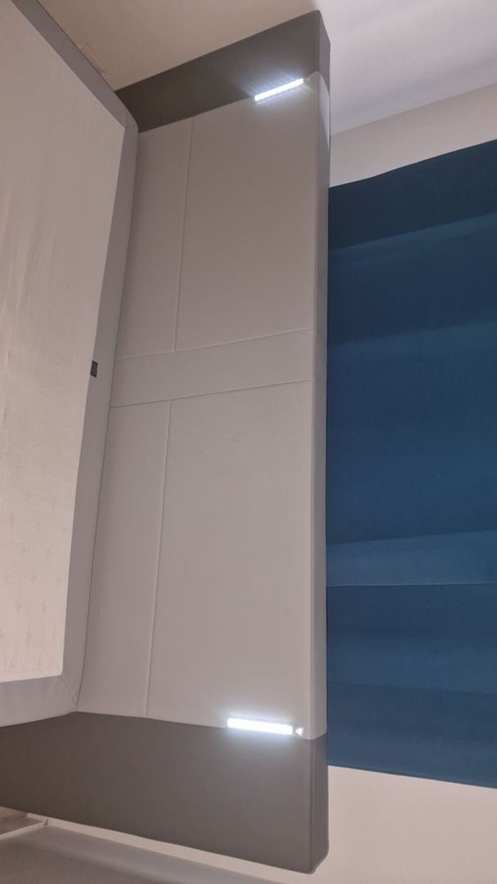 Lit 160&times;200 en cuire avec matelas, led + 2 box compris Meubles