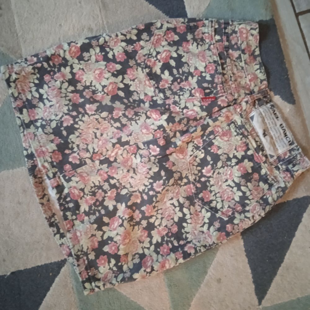 Jupe courte motifs fleurs sur fond noir, fermeture eclair et Vêtements