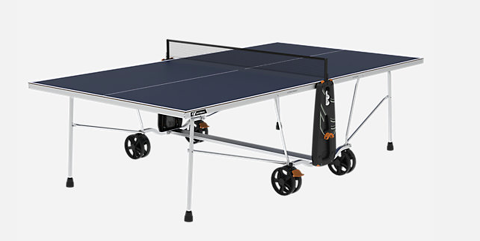 La table de ping-pong en béton est remplacée par une table en