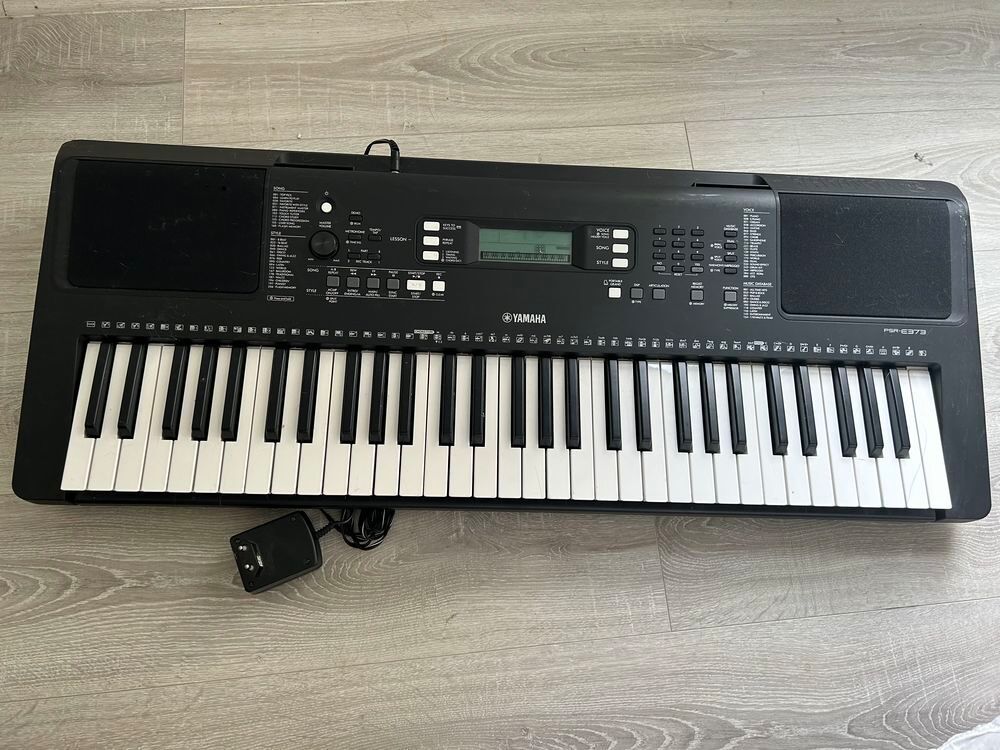 Clavier Yamaha PSR-E373 avec adaptateur, bon &eacute;tat Instruments de musique