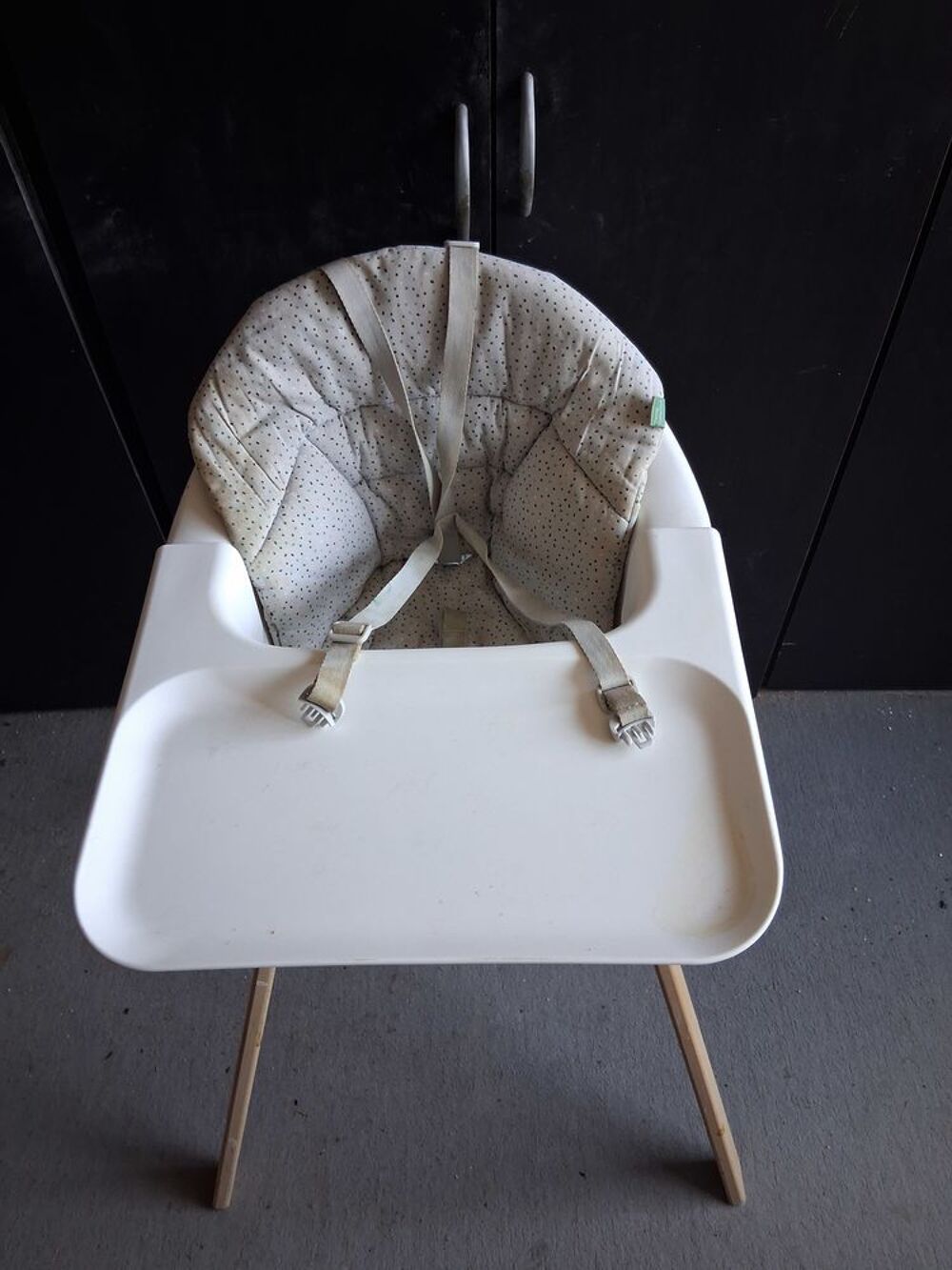 Chaise haute b&eacute;b&eacute; avec ses sangles
Puériculture