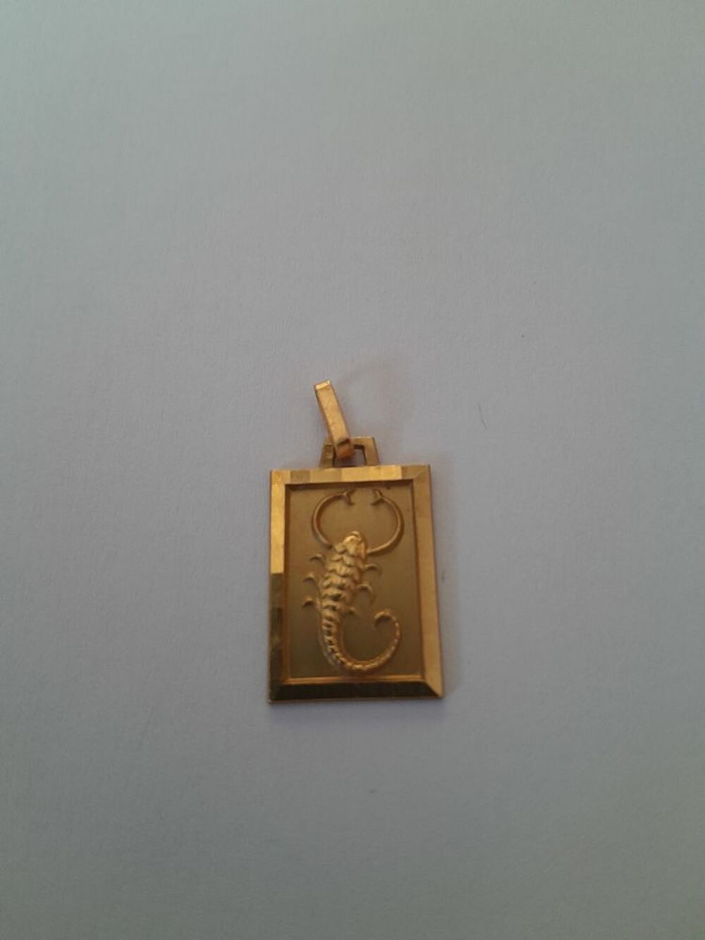M&eacute;daille du zodiaque Scorpion Bijoux et montres