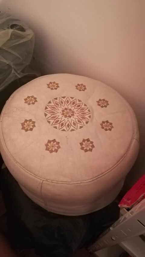 POUF en cuir
10 E PIECE 10 Jaunay-Clan (86)