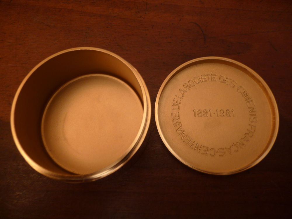 BOITE BRONZE CENTENAIRE SOCIETE CIMENTS FRANCAIS 