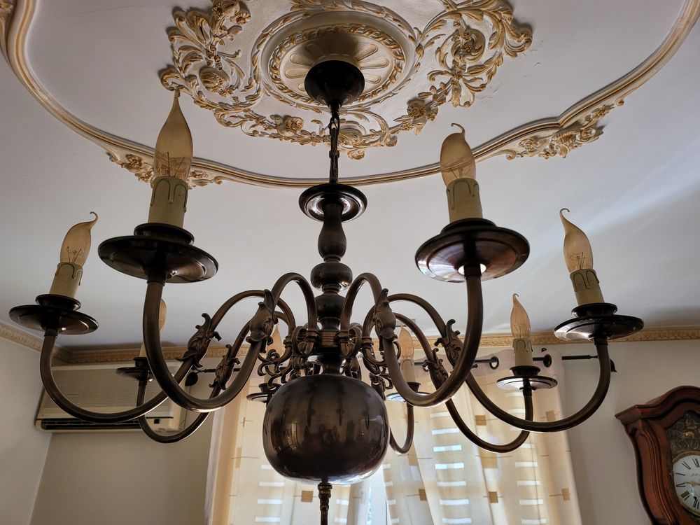Lustre avec 8 ampoules en tres bon Etat. Décoration