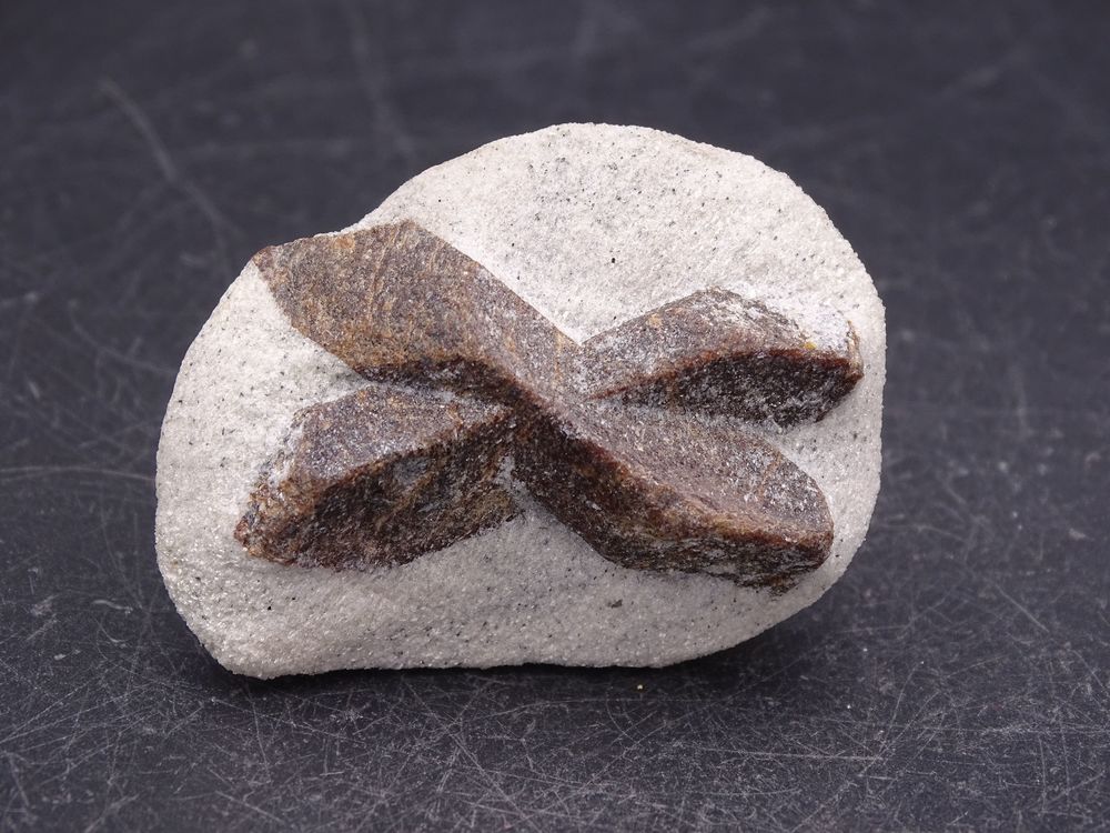 Staurolite P&eacute;ninsule de Kola Russie 28gr 45 x 32 x 17 mm 