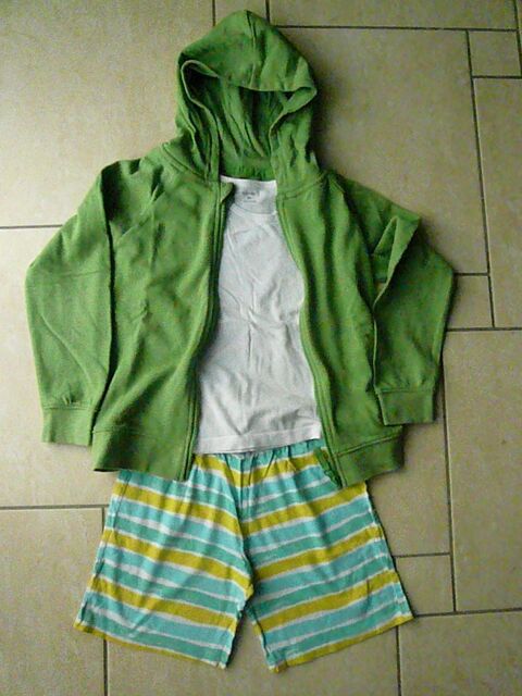 Tenue de sport 3 pi�ces 8 ans (n�12) 12 Franqueville-Saint-Pierre (76)