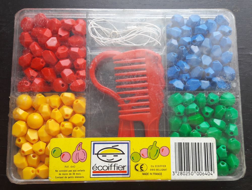 BOITE DE PERLES + FIL + PEIGNE Jeux / jouets