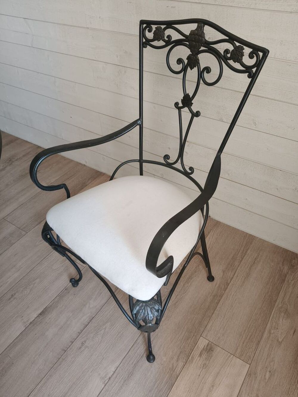 Table ronde et ses 4 chaises en fer forg&eacute; Meubles
