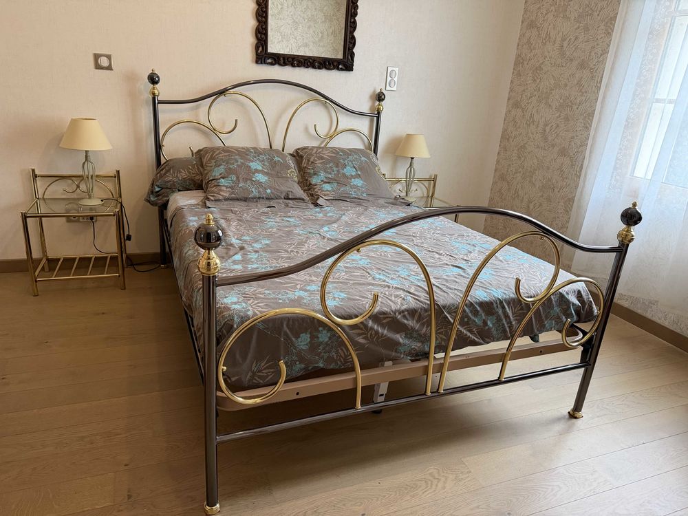 Lit 140x190 m&eacute;tal noir et dor&eacute; + matelas, sommier et 2 chevets assortis Meubles