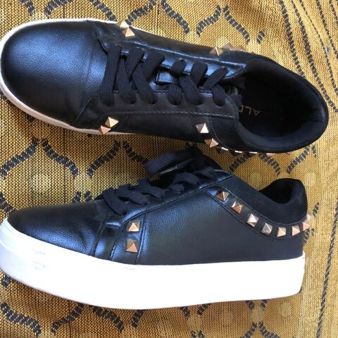 Baskets basse taille 37 0 Nice (06)