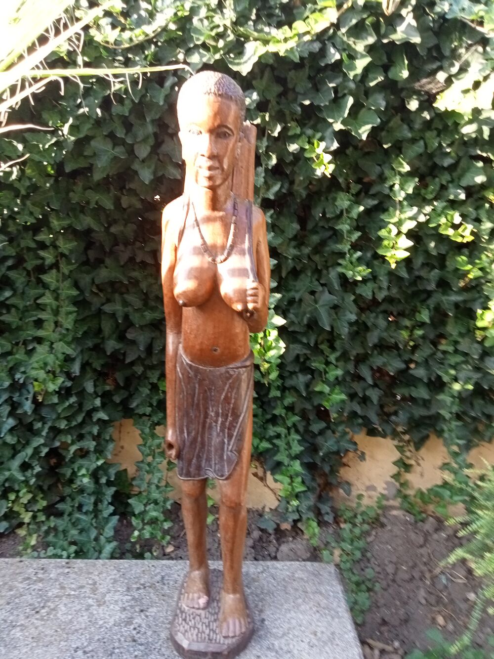STATUE D'UNE AFRICAINE 