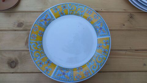Lot de 3 assiettes de table jaune et bleu 2 Roquefort-les-Pins (06)